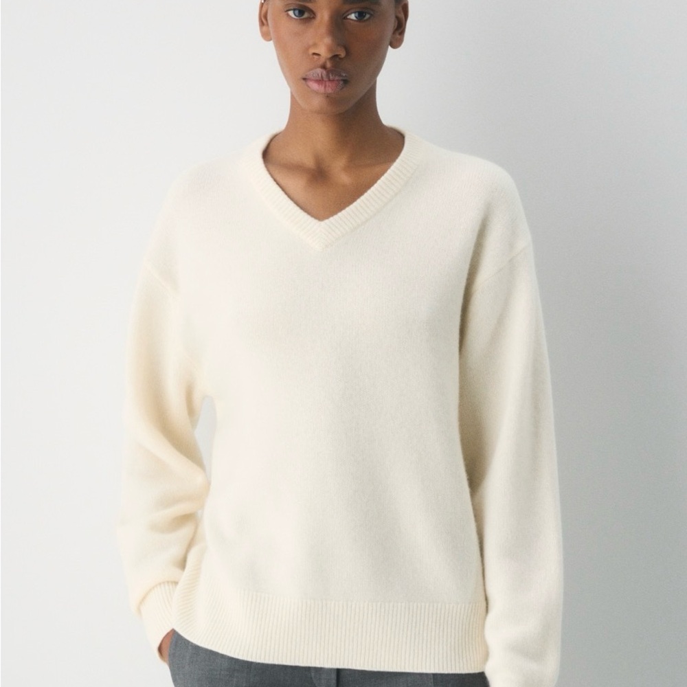 Aritzia Essential V-Neck Sweater - Whisper